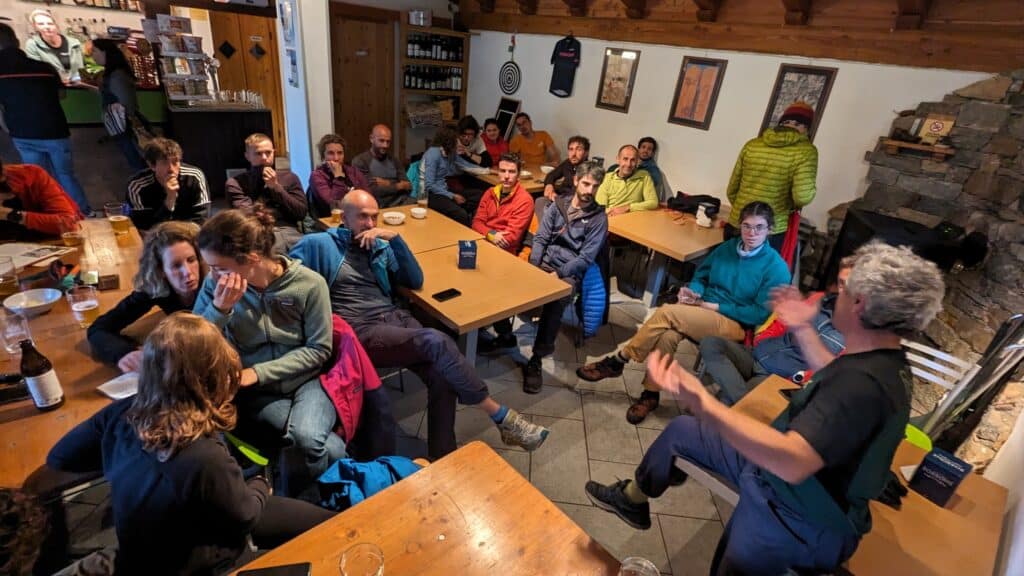 Luca Bozzi racconta la storia della valle dell'orco durante il corso di Alpinismo